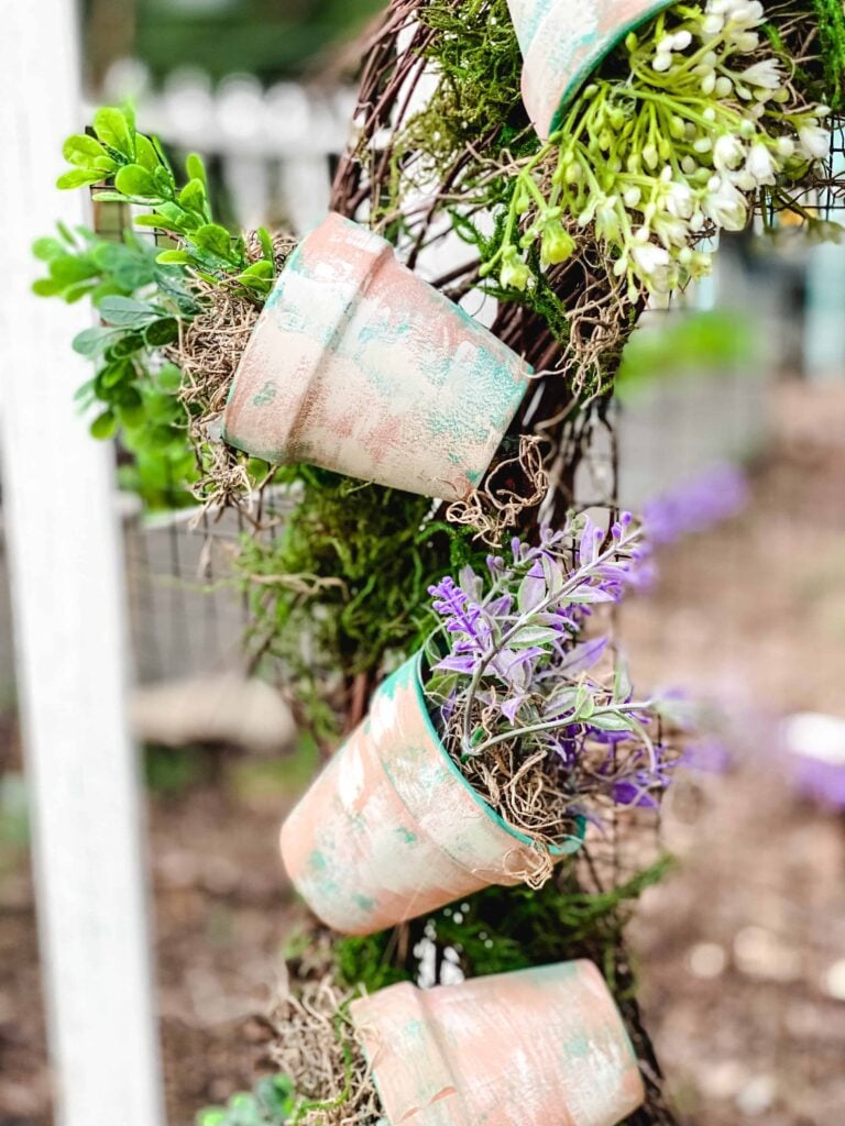 Create a Charming Mini Flower Pot Wreath in Just a Few Steps 